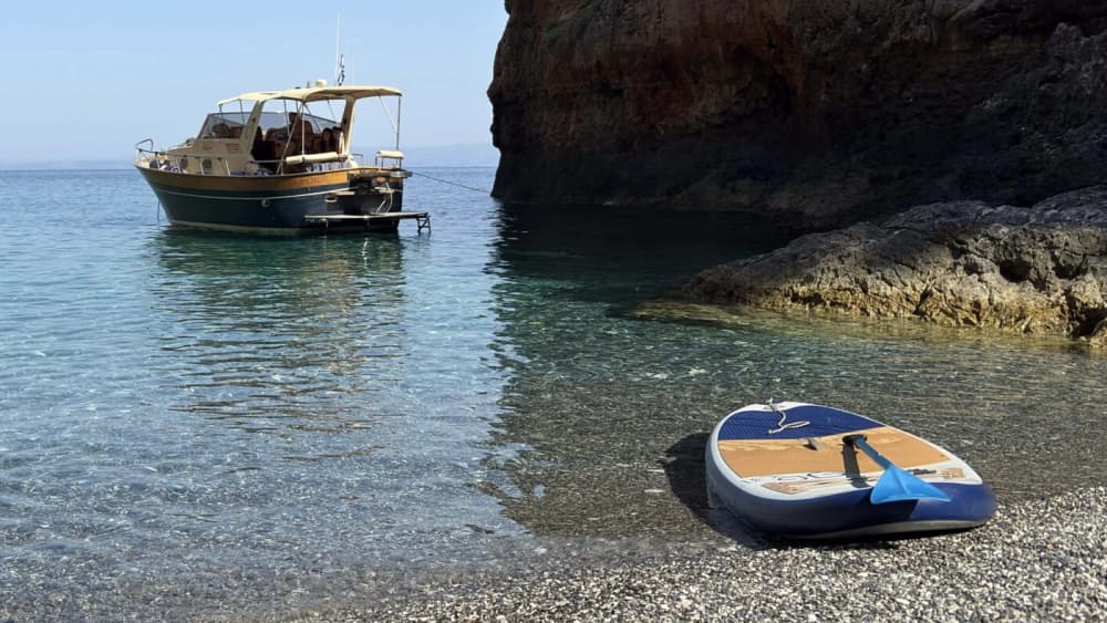 Découvrez Kolymvari lors d'une excursion d'une journée en bateau à moteur.