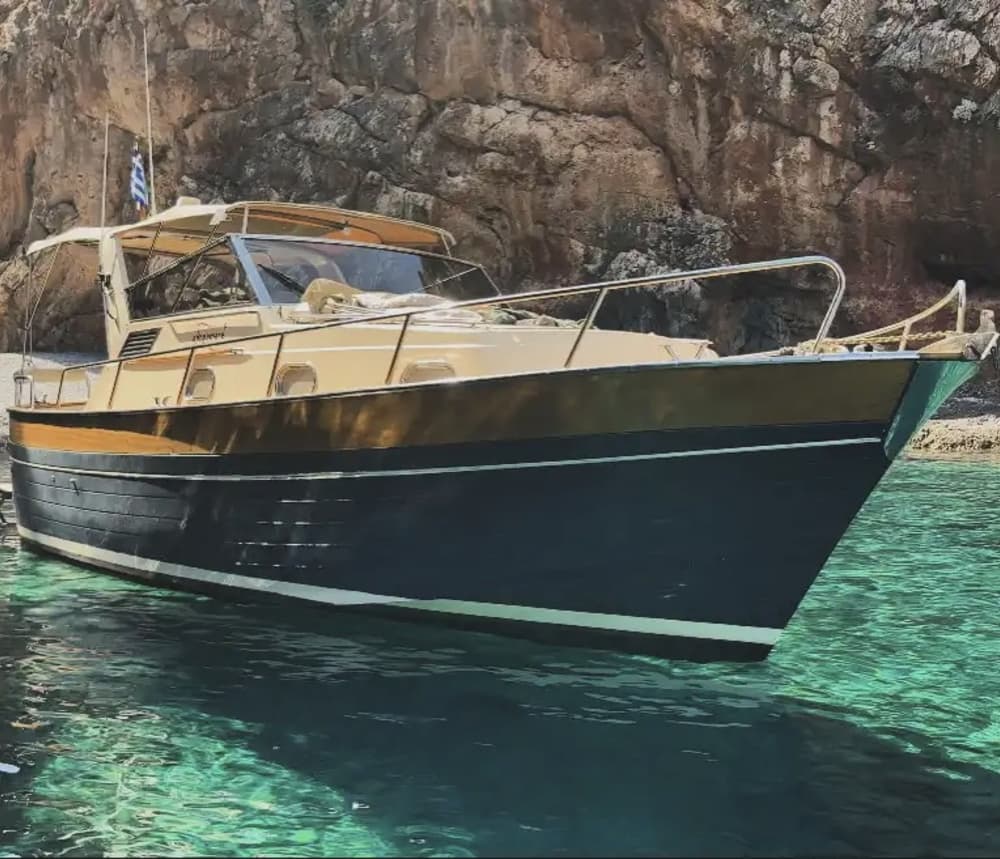 Découvrez Kolymvari lors d'une excursion d'une journée en bateau à moteur.