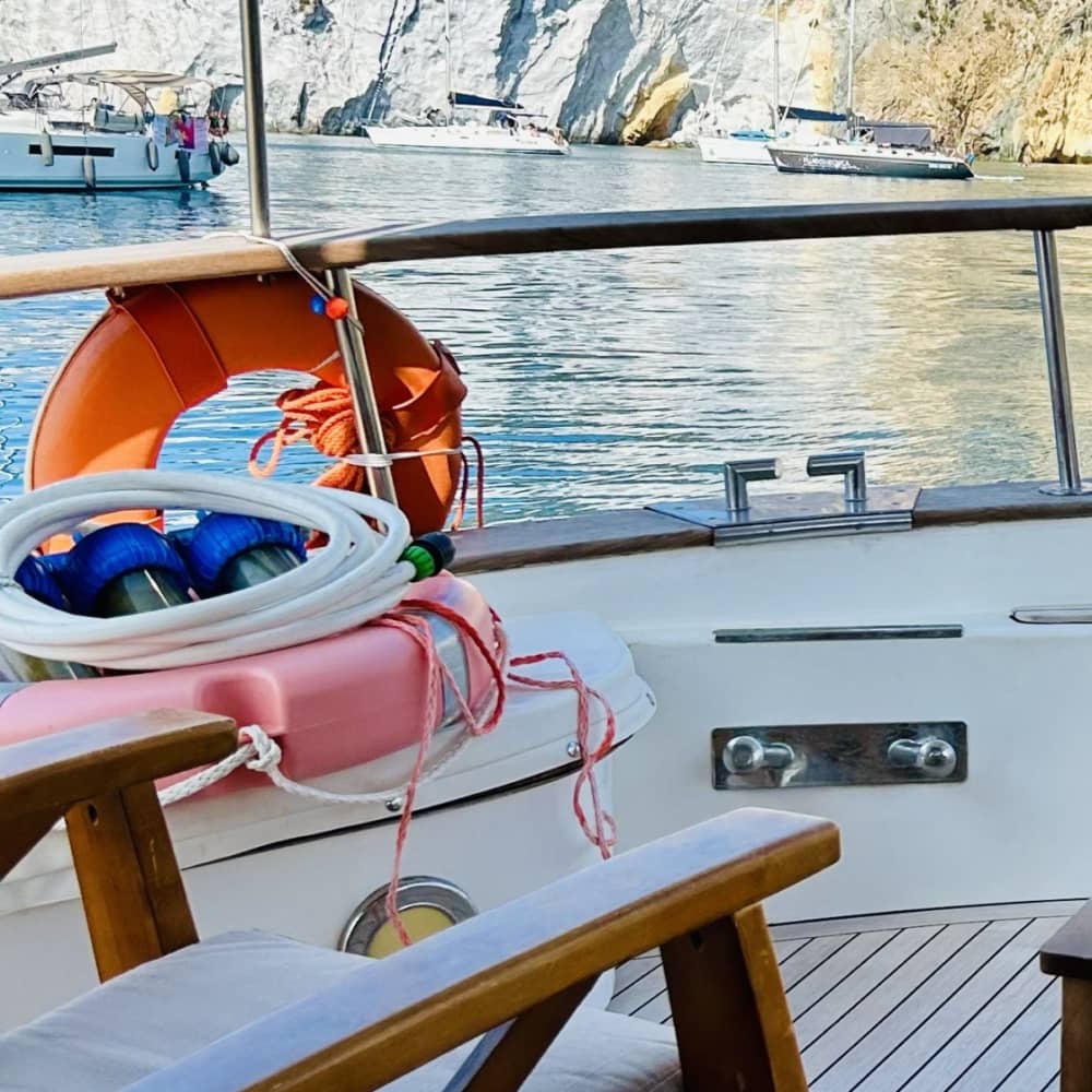 3 uur en 45 minuten om Elba te ontdekken per motorboot.