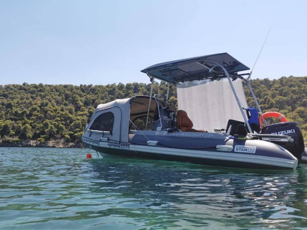 Descubre las costas de Atenas: una excursión de un día completo a bordo de una lancha motora.