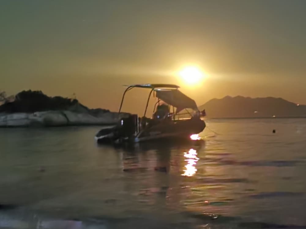 Descubre las costas de Atenas: una excursión de un día completo a bordo de una lancha motora.