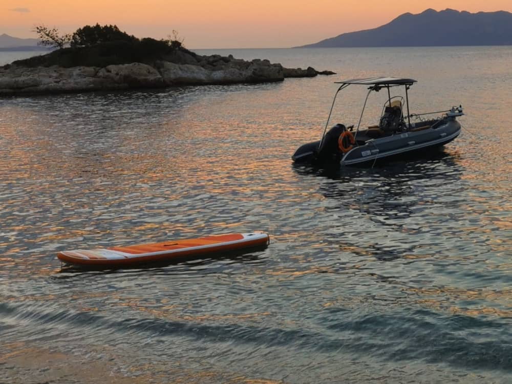 Oplev Athens kyster: En komplet dagstur ombord på en motorbåd