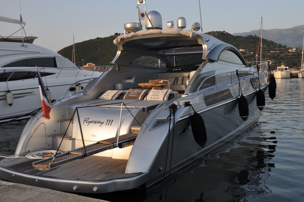 Il meglio di Villeneuve-Loubet si trova sull'acqua: una giornata intera in esclusiva su uno yacht a motore.