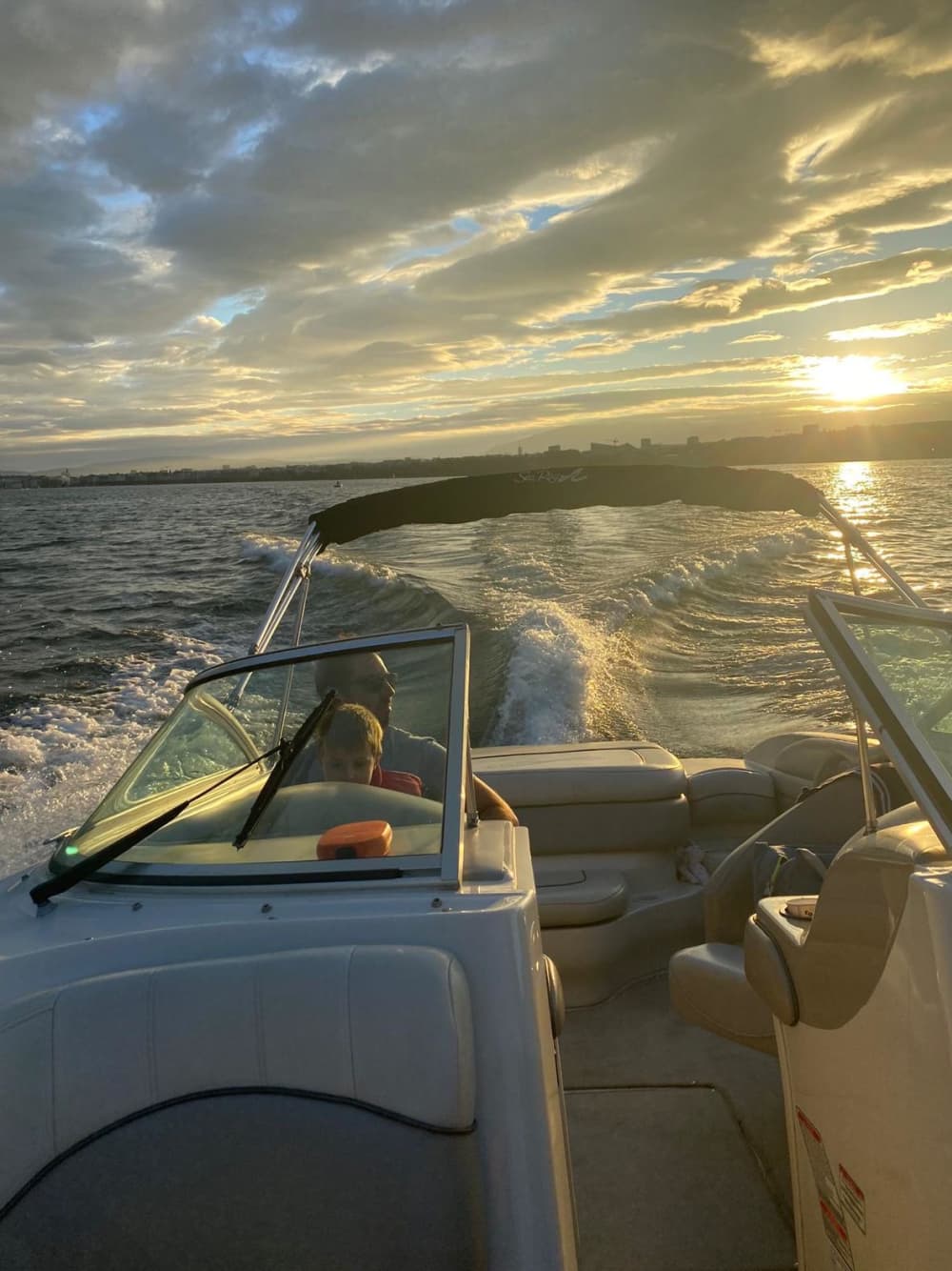 Comece suas férias com 4 horas de diversão em uma lancha.