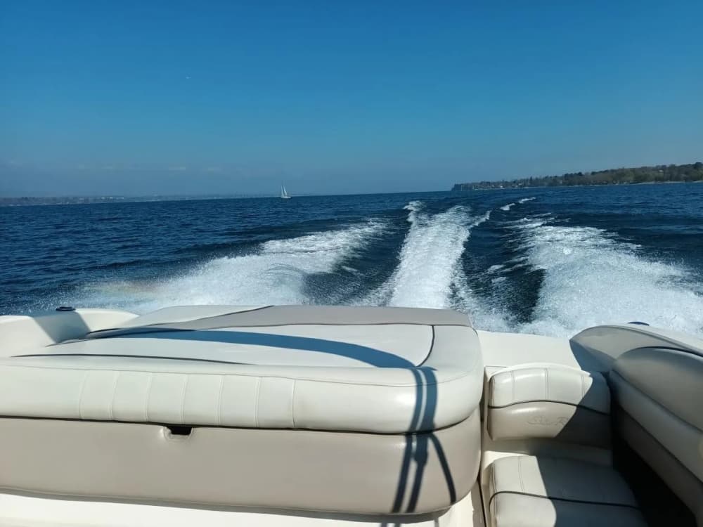 Comece suas férias com 4 horas de diversão em uma lancha.