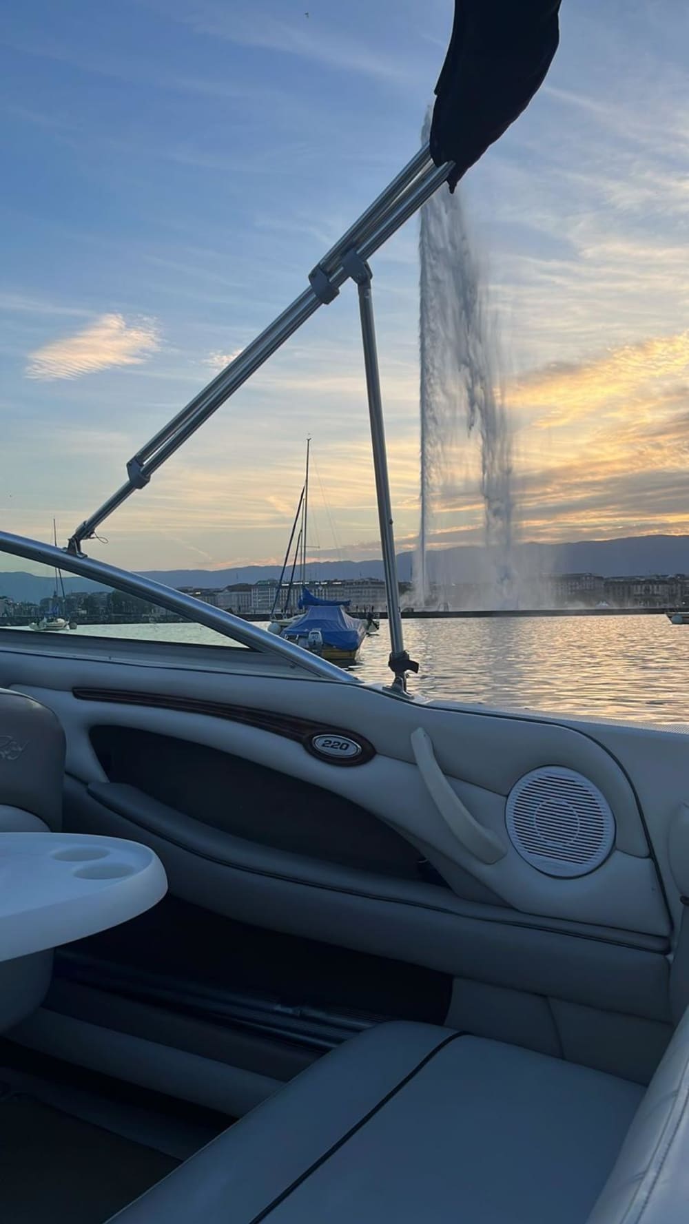 Comece suas férias com 4 horas de diversão em uma lancha.