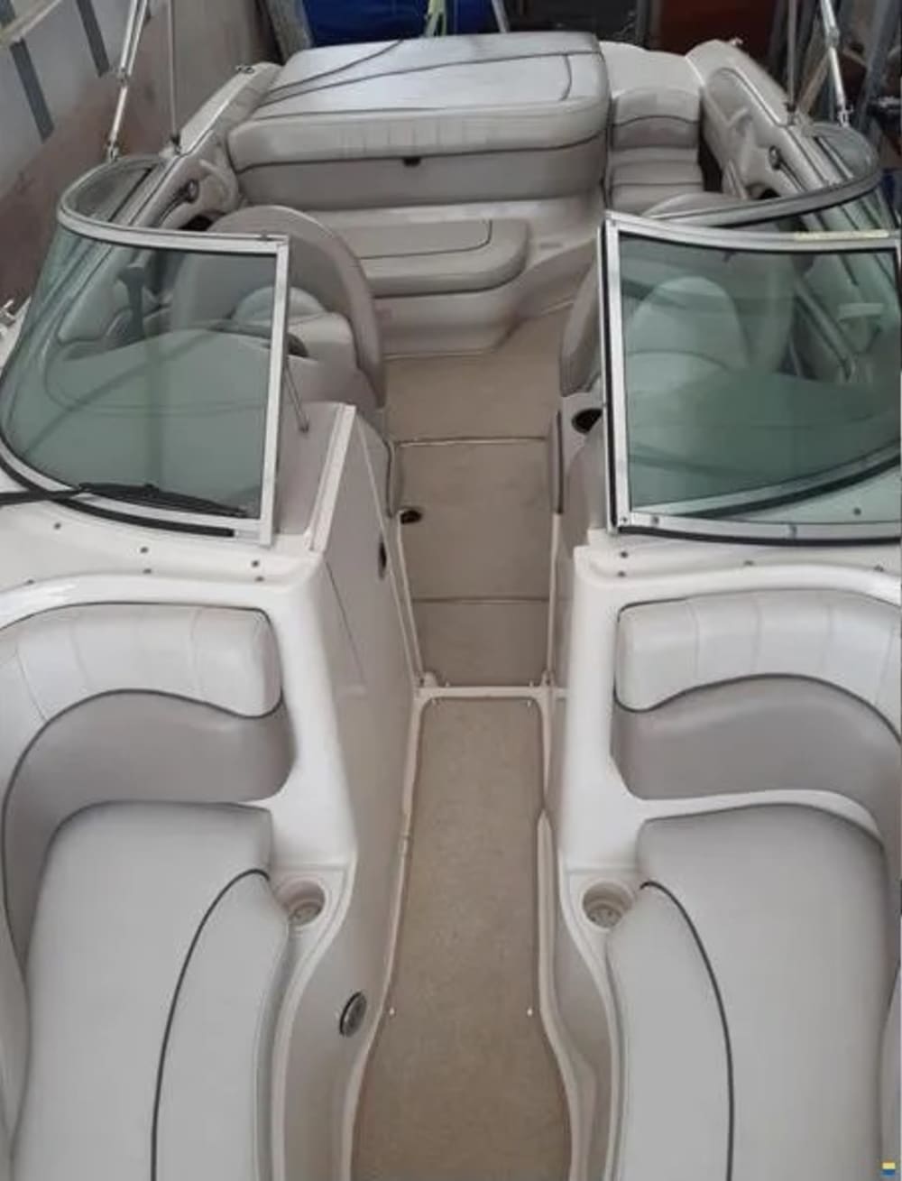 Comece suas férias com 4 horas de diversão em uma lancha.