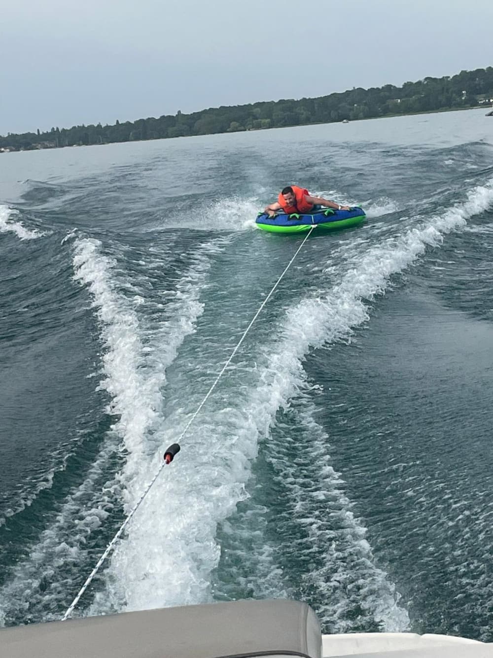 Comece suas férias com 4 horas de diversão em uma lancha.