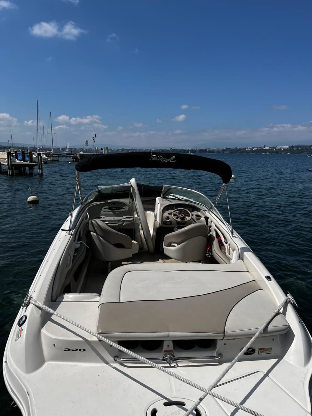 Comece suas férias com 4 horas de diversão em uma lancha.
