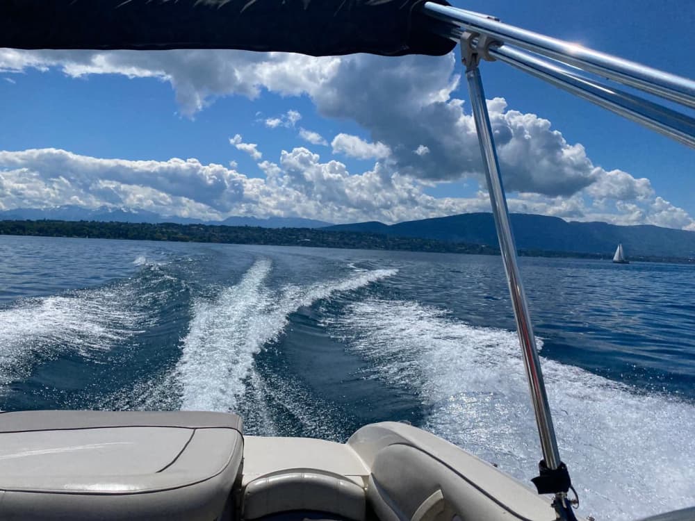 Comece suas férias com 4 horas de diversão em uma lancha.