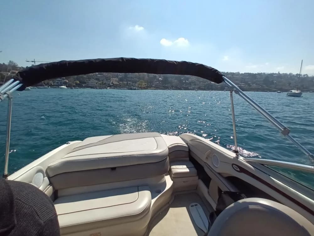 Comece suas férias com 4 horas de diversão em uma lancha.