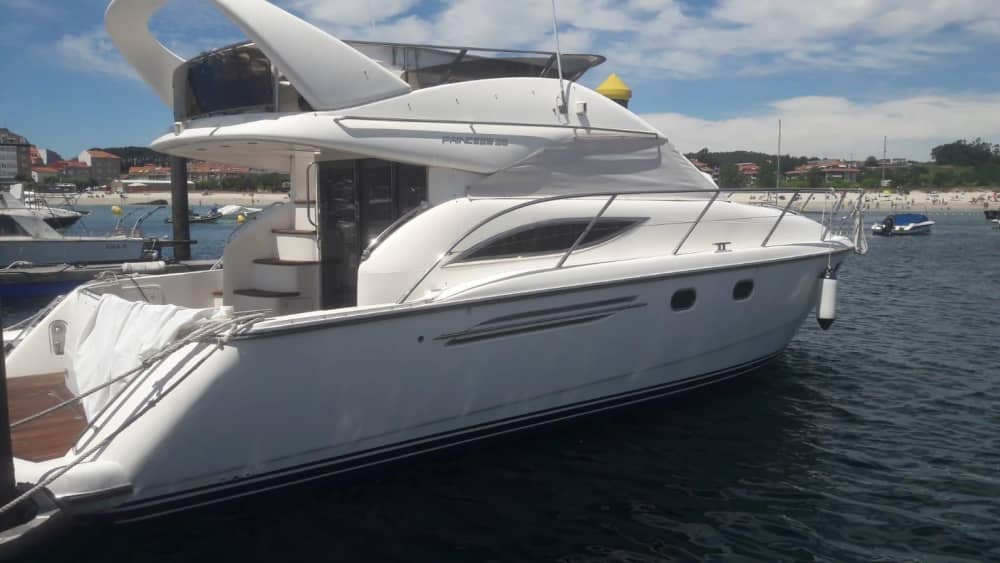 Disfruta de 9 horas en lancha motora para explorar Sanxenxo.