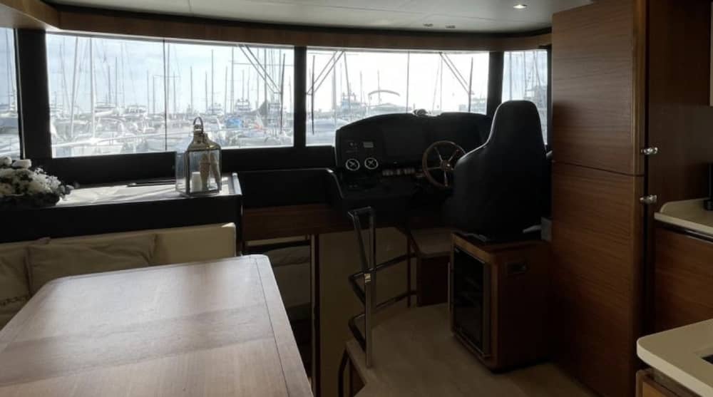 Lujo redefinido en Beaulieu-sur-Mer: Un día inolvidable en un yate a motor.