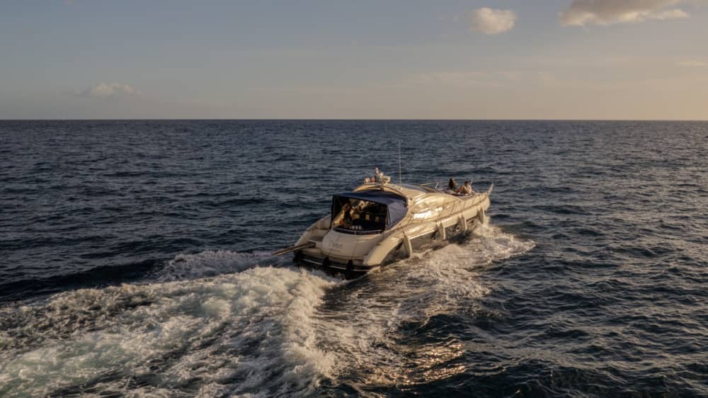 La tua esperienza privata a Funchal: una giornata esclusiva a bordo di uno yacht a motore.
