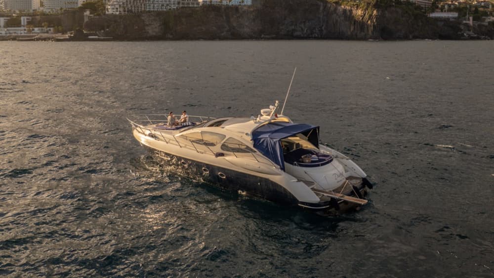 La tua esperienza privata a Funchal: una giornata esclusiva a bordo di uno yacht a motore.