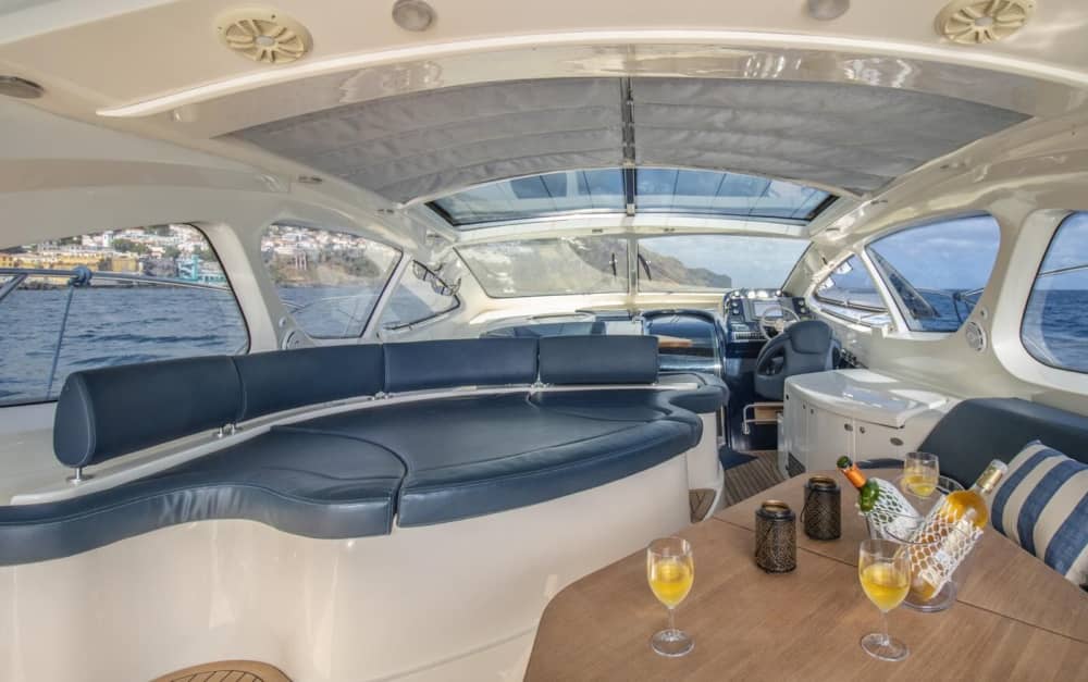 Experiența ta privată din Funchal: O zi exclusivă la bordul unui iaht cu motor