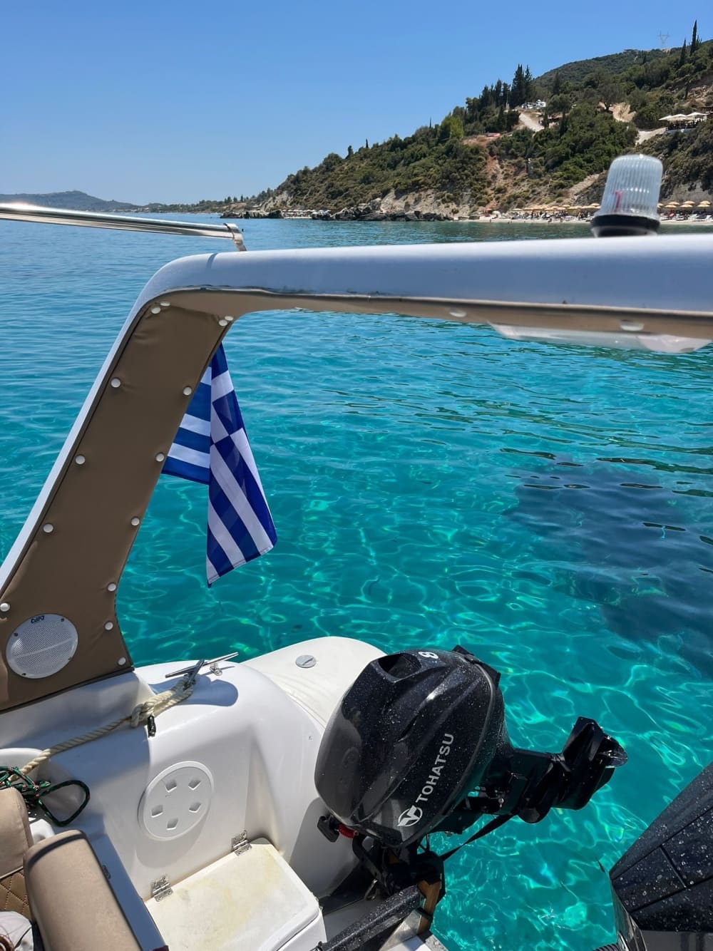 Zakynthos'ta motorlu tekneyle 6 saatlik keyifli bir yolculuğun tadını çıkarın.
