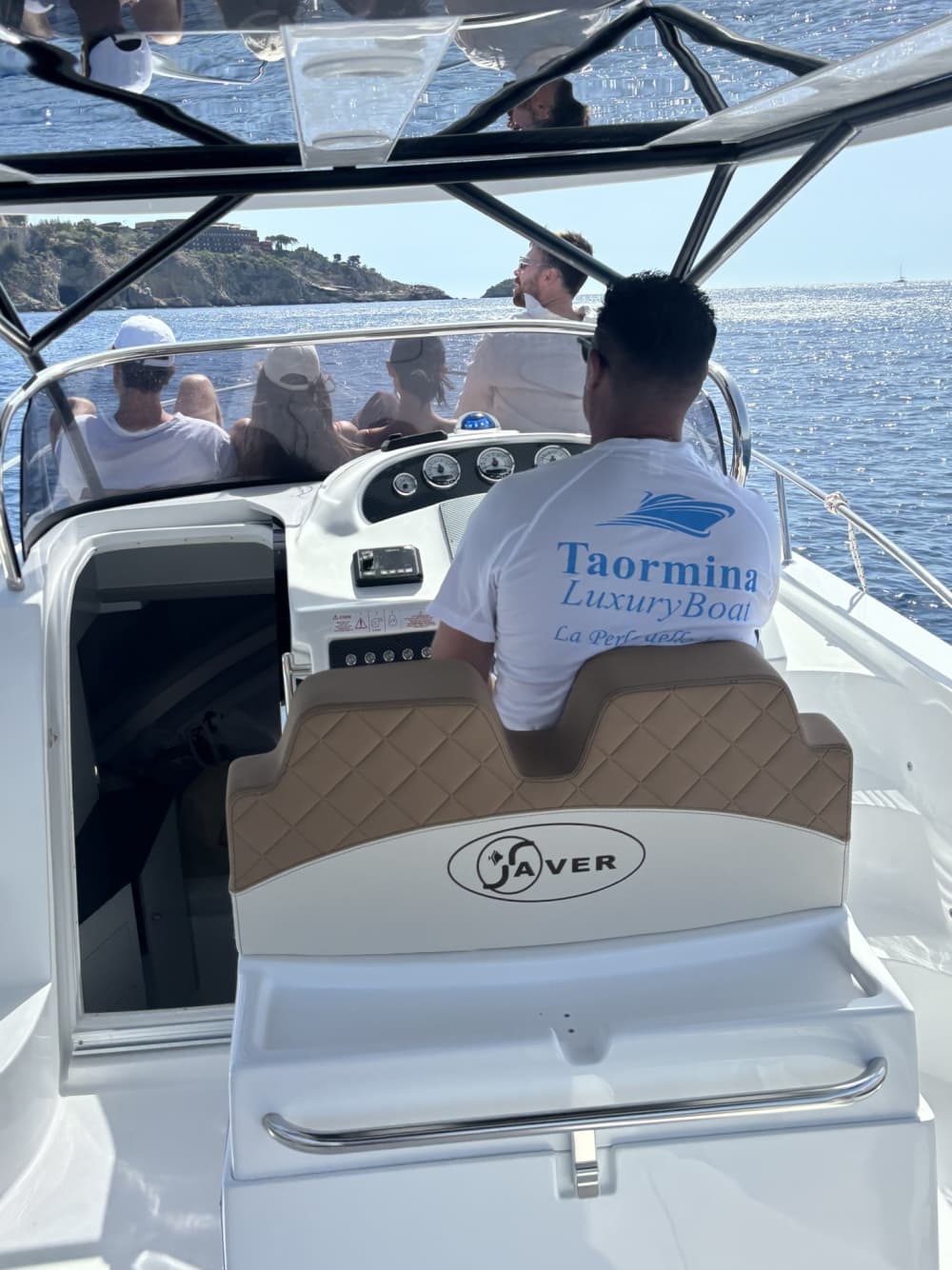 Genießen Sie eine 8-stündige Motorbootfahrt zur Erkundung von Taormina.
