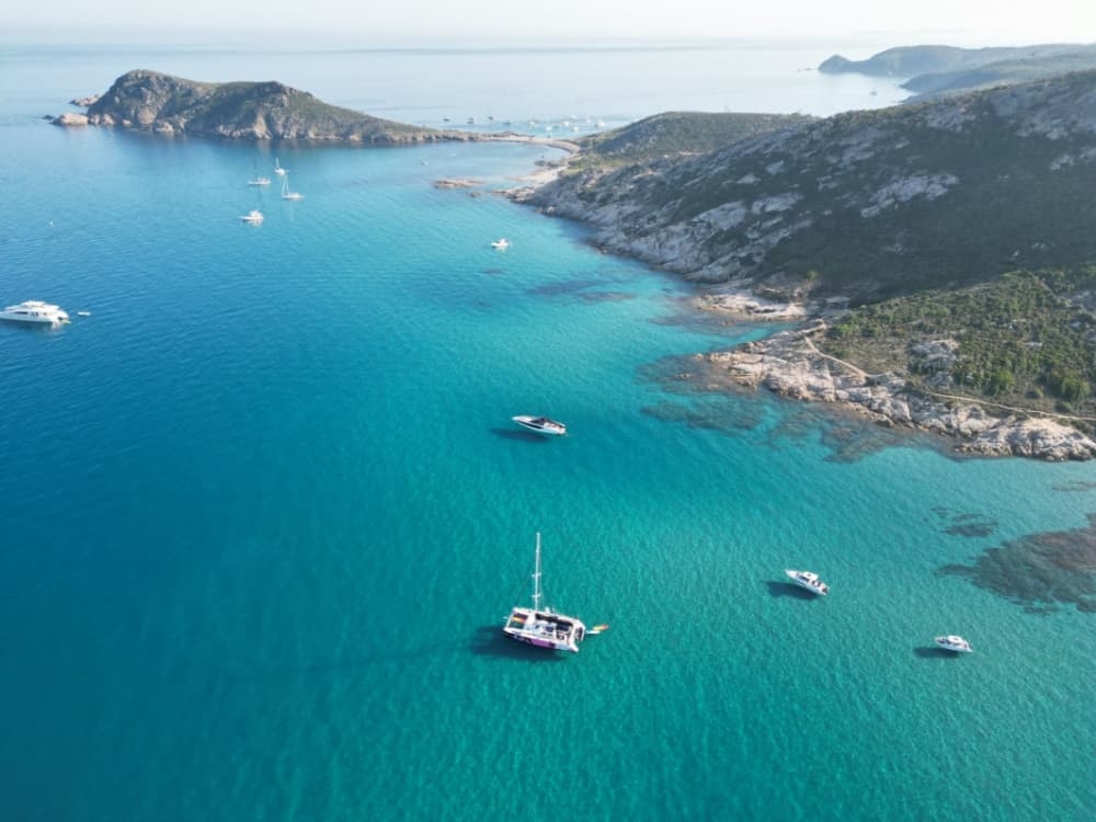 Vá para Cap Taillat durante o dia a bordo de um maxi catamarã
