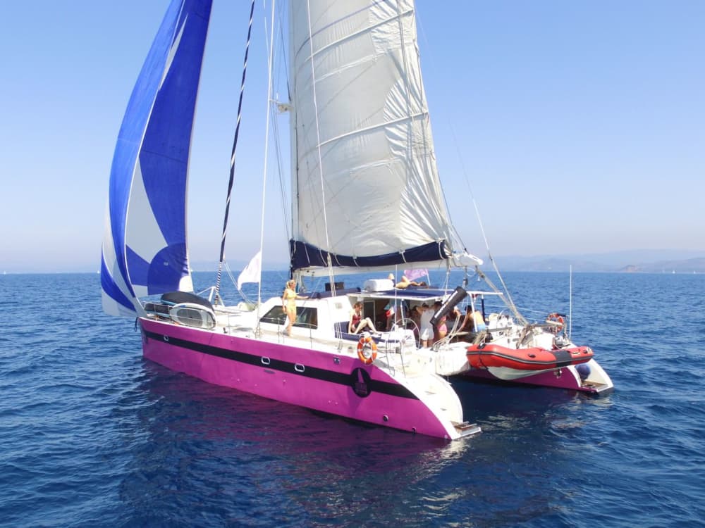 Vá para Cap Taillat durante o dia a bordo de um maxi catamarã
