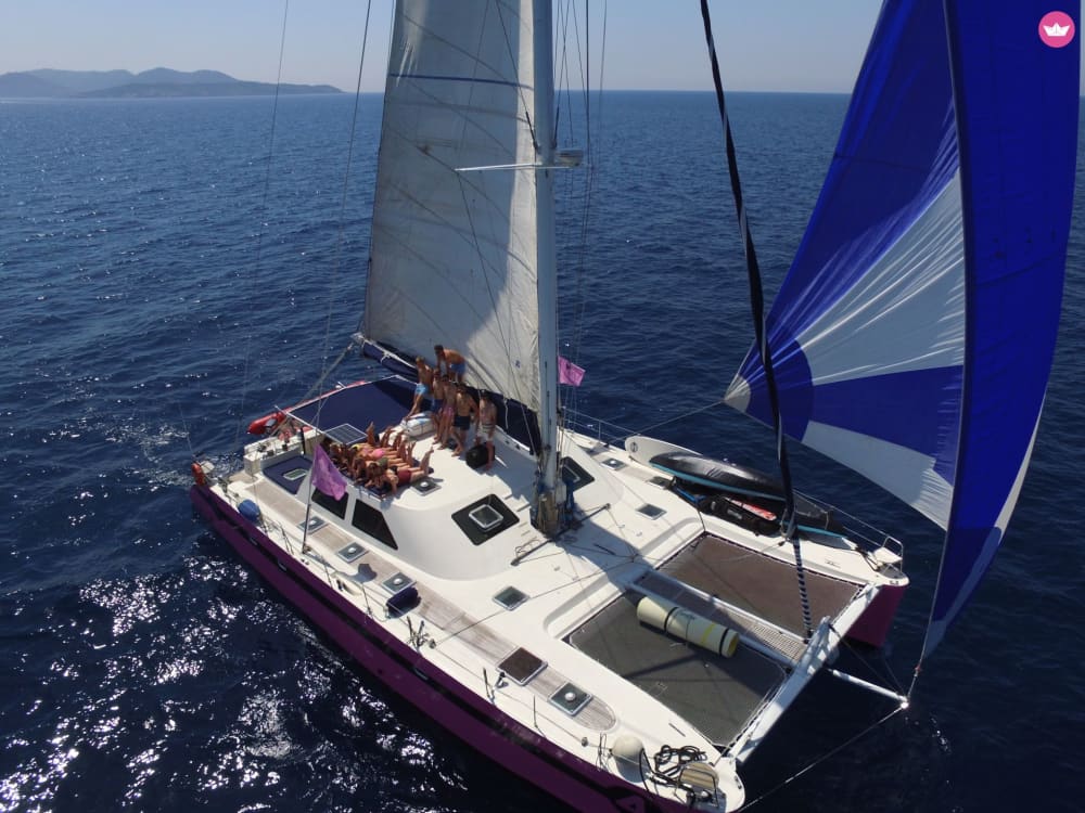 Vá para Cap Taillat durante o dia a bordo de um maxi catamarã