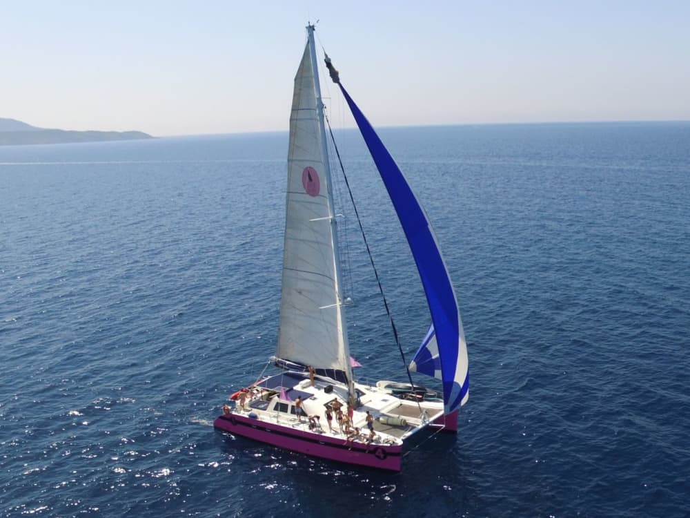 Vá para Cap Taillat durante o dia a bordo de um maxi catamarã