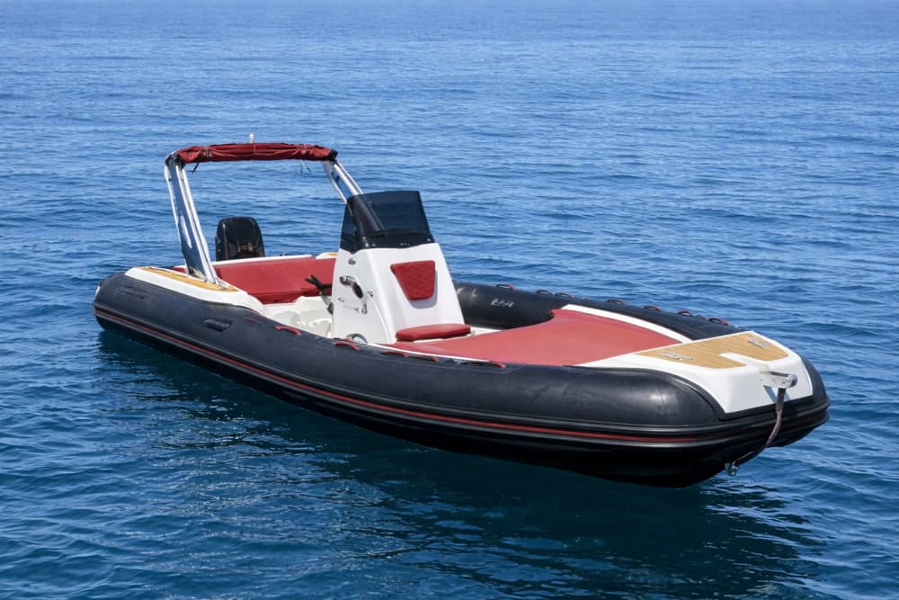 Vivi una giornata indimenticabile con il nostro MaxiRib 5.85 in Almarine nero, dotato di tutto il necessario per una perfetta giornata in barca!