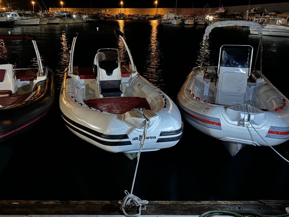 Vivi una giornata indimenticabile con il nostro MaxiRib 5.85 in Almarine nero, dotato di tutto il necessario per una perfetta giornata in barca!