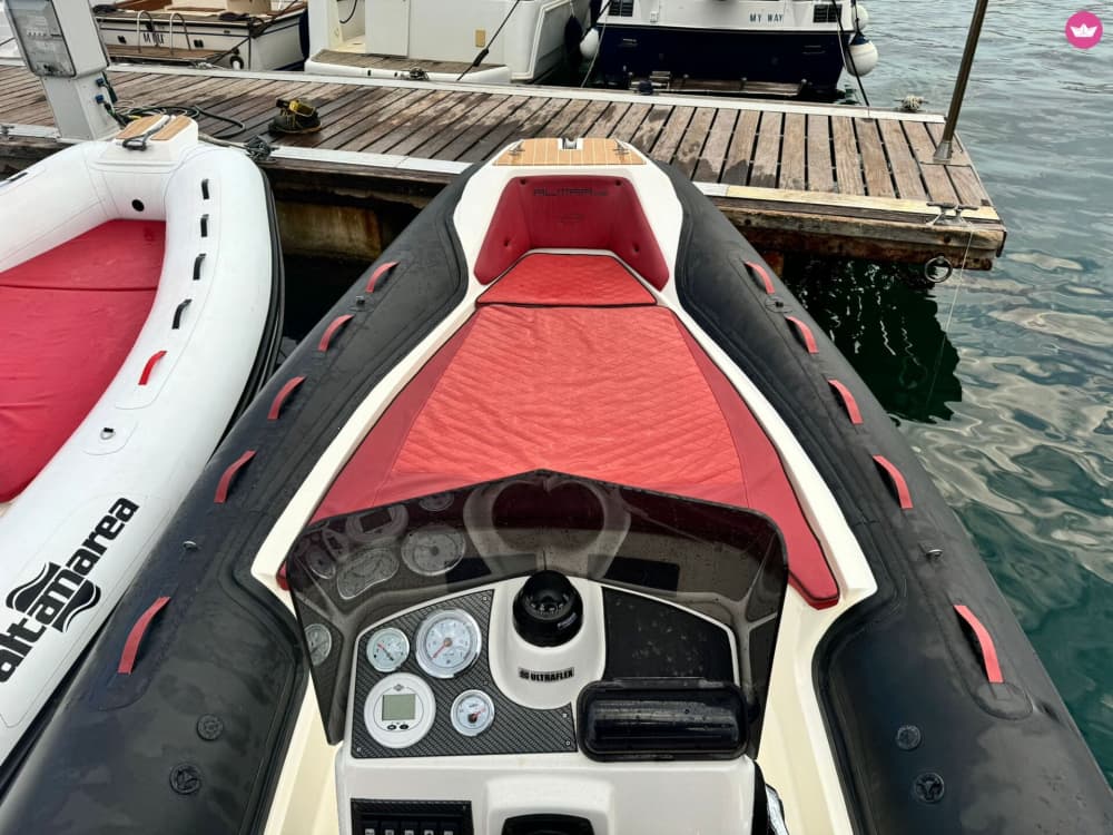 Vivi una giornata indimenticabile con il nostro MaxiRib 5.85 in Almarine nero, dotato di tutto il necessario per una perfetta giornata in barca!