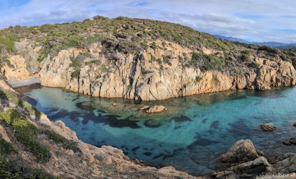 Escursione in barca di un'intera giornata a L'Île-Rousse e alle calette selvagge della Corsica.