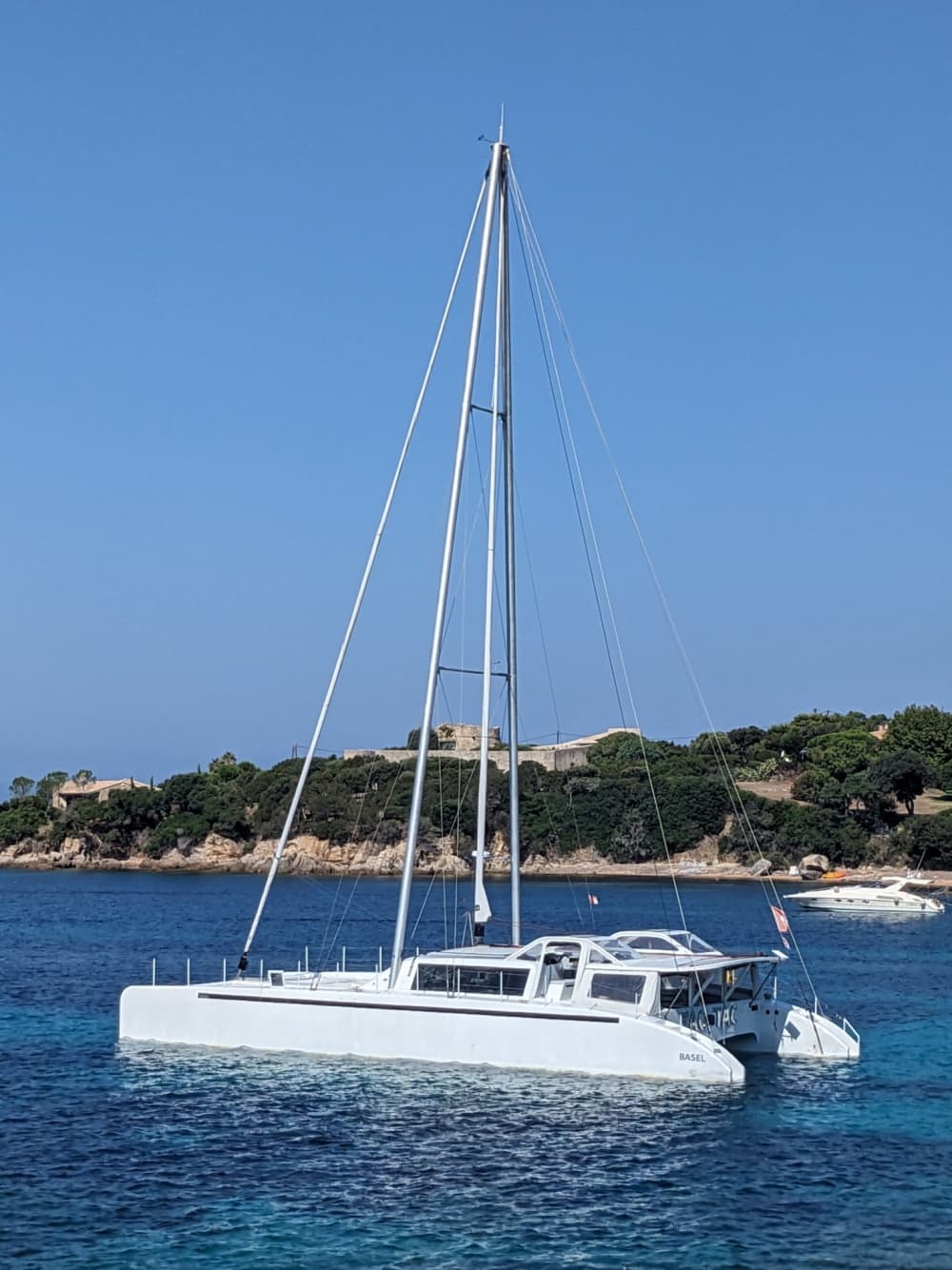 Escursione in barca di un'intera giornata a L'Île-Rousse e alle calette selvagge della Corsica.