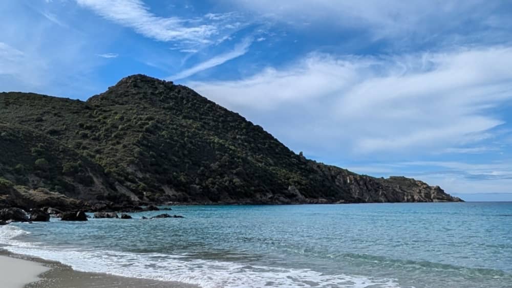 Escursione in barca di un'intera giornata a L'Île-Rousse e alle calette selvagge della Corsica.