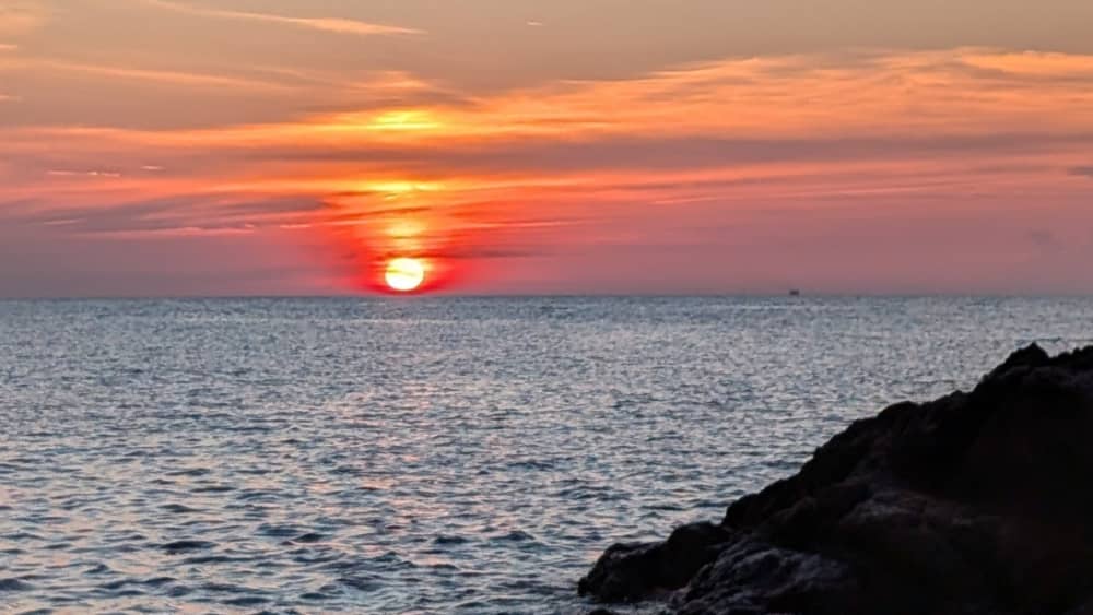 Escursione in barca di un'intera giornata a L'Île-Rousse e alle calette selvagge della Corsica.