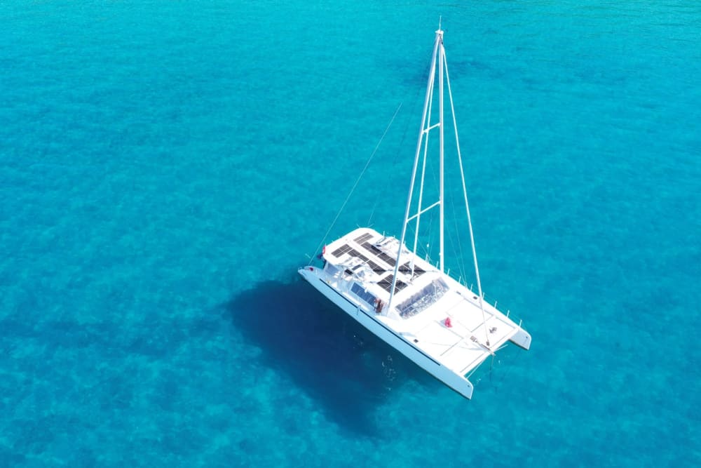 Escursione in barca di un'intera giornata a L'Île-Rousse e alle calette selvagge della Corsica.