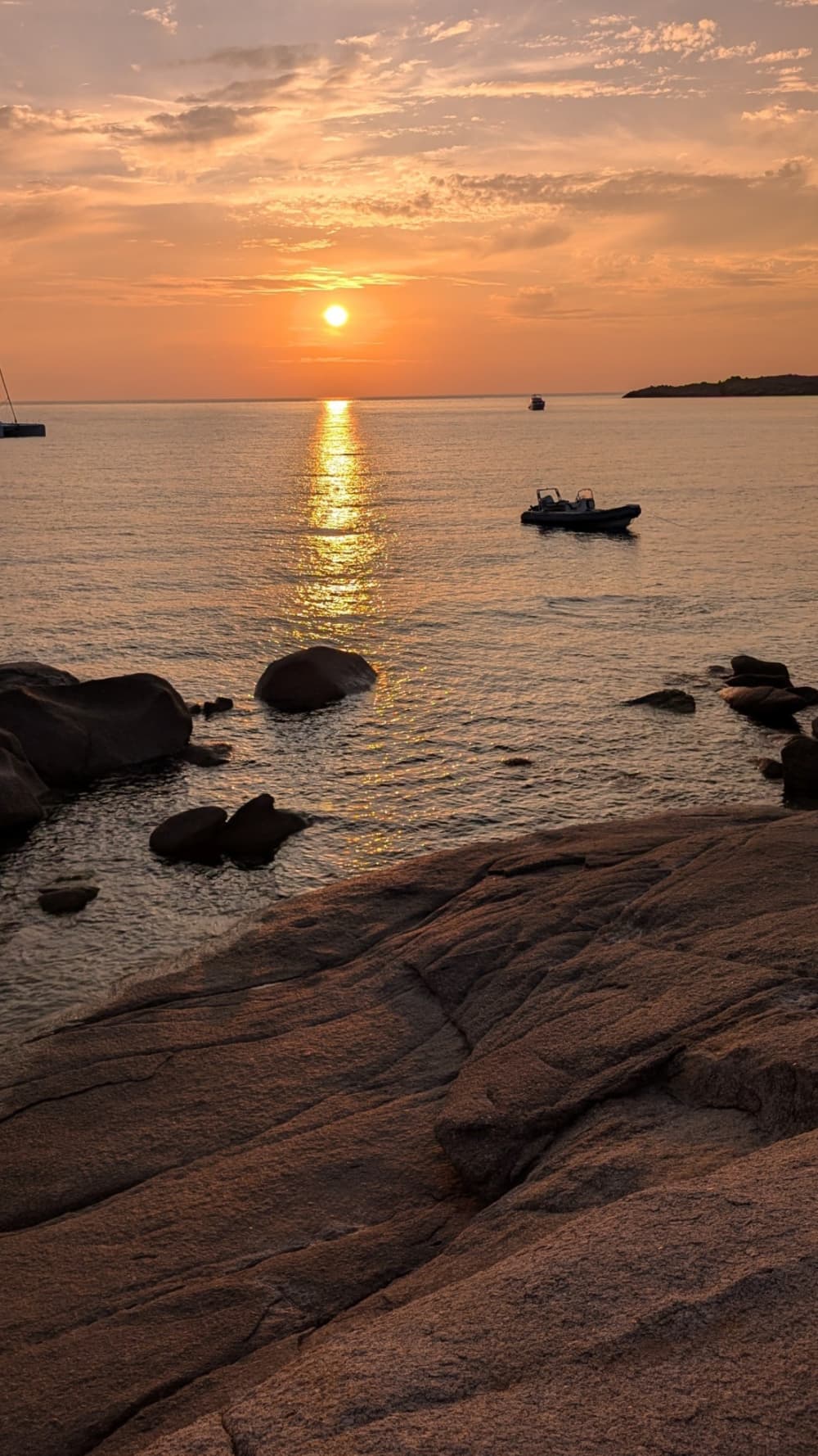 Escursione in barca di un'intera giornata a L'Île-Rousse e alle calette selvagge della Corsica.