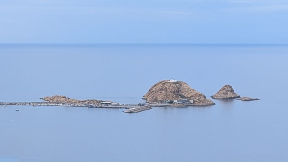 Escursione in barca di un'intera giornata a L'Île-Rousse e alle calette selvagge della Corsica.