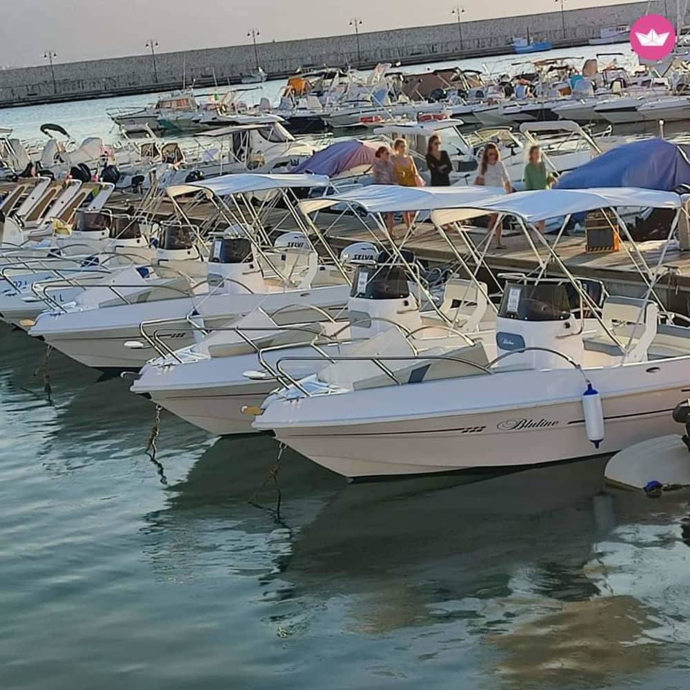 Excursión privada en barco por los alrededores de Balestrate a bordo de una lancha motora.