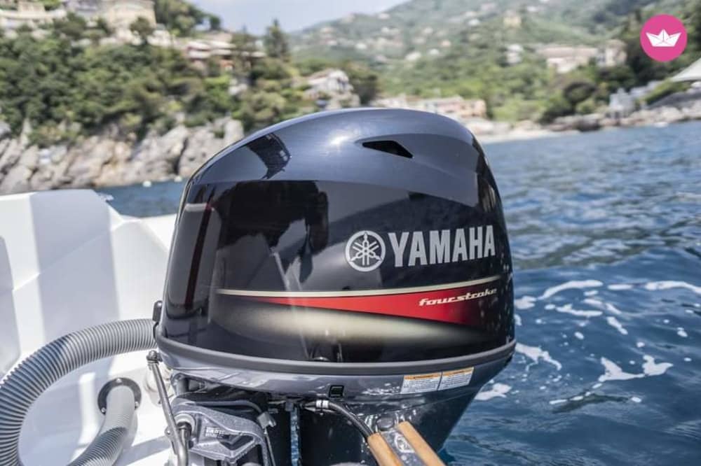 Excursión privada en barco por los alrededores de Balestrate a bordo de una lancha motora.