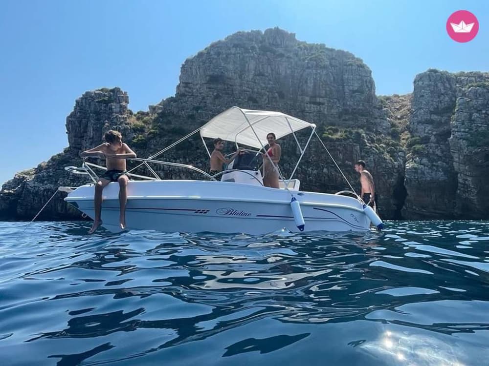 Excursión privada en barco por los alrededores de Balestrate a bordo de una lancha motora.