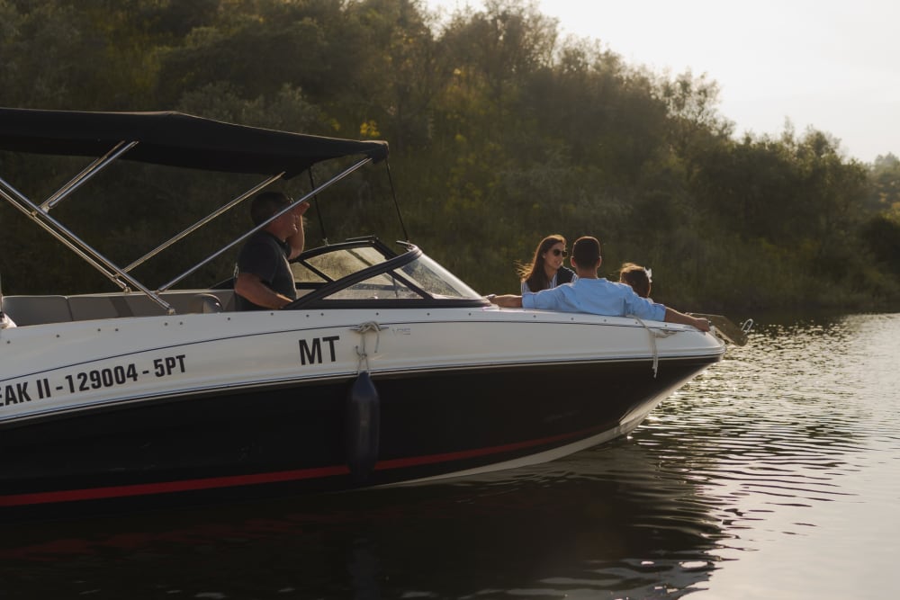 Descubra a Barragem de Alqueva num passeio de barco a motor de meio dia