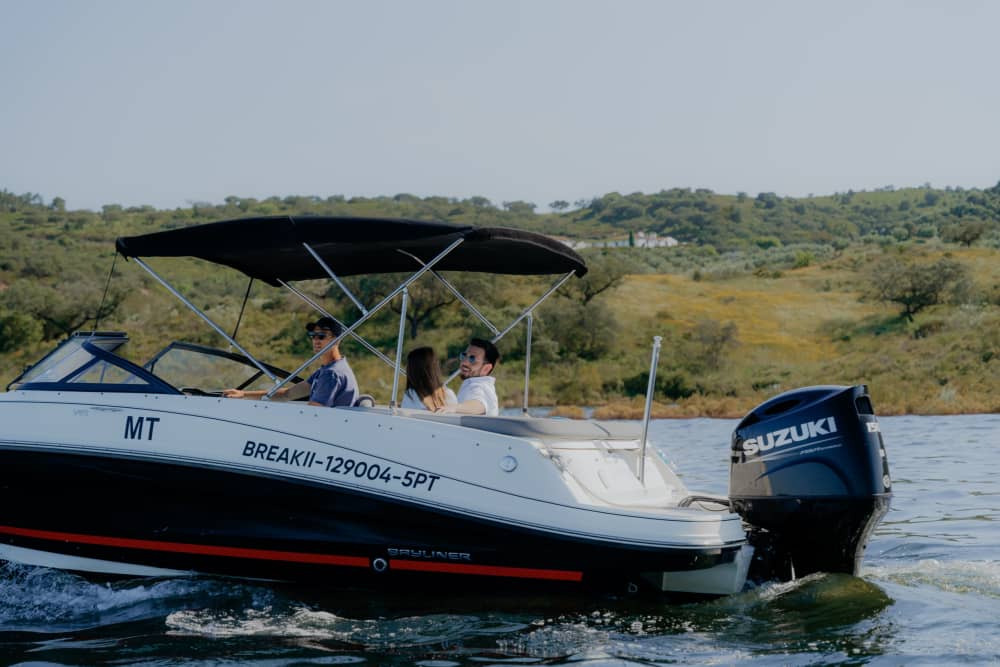 Descubra a Barragem de Alqueva num passeio de barco a motor de meio dia