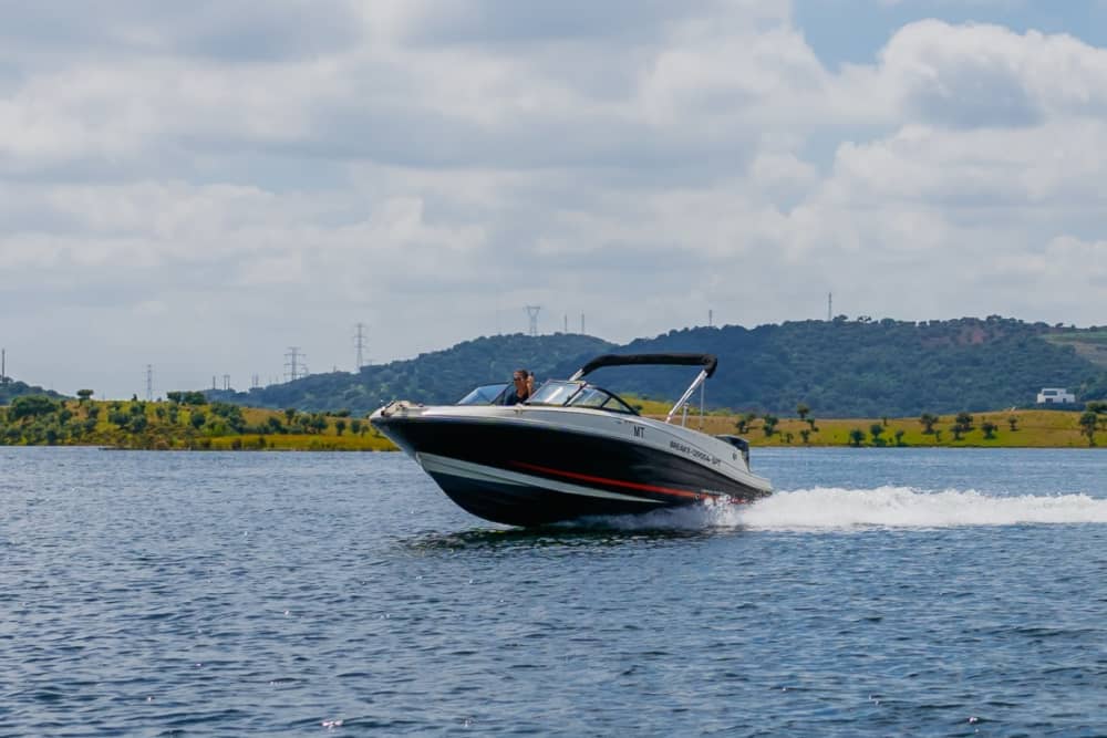 Descubra a Barragem de Alqueva num passeio de barco a motor de meio dia