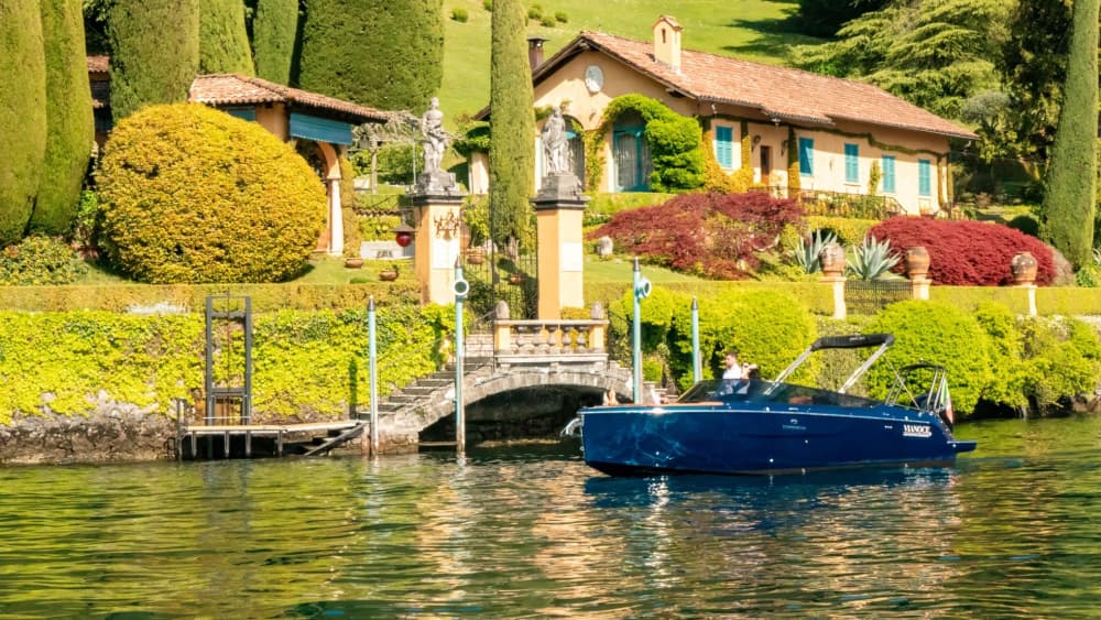 La tua giornata sul Lago di Como: noleggia una barca a motore per una giornata intera alla scoperta del lago.