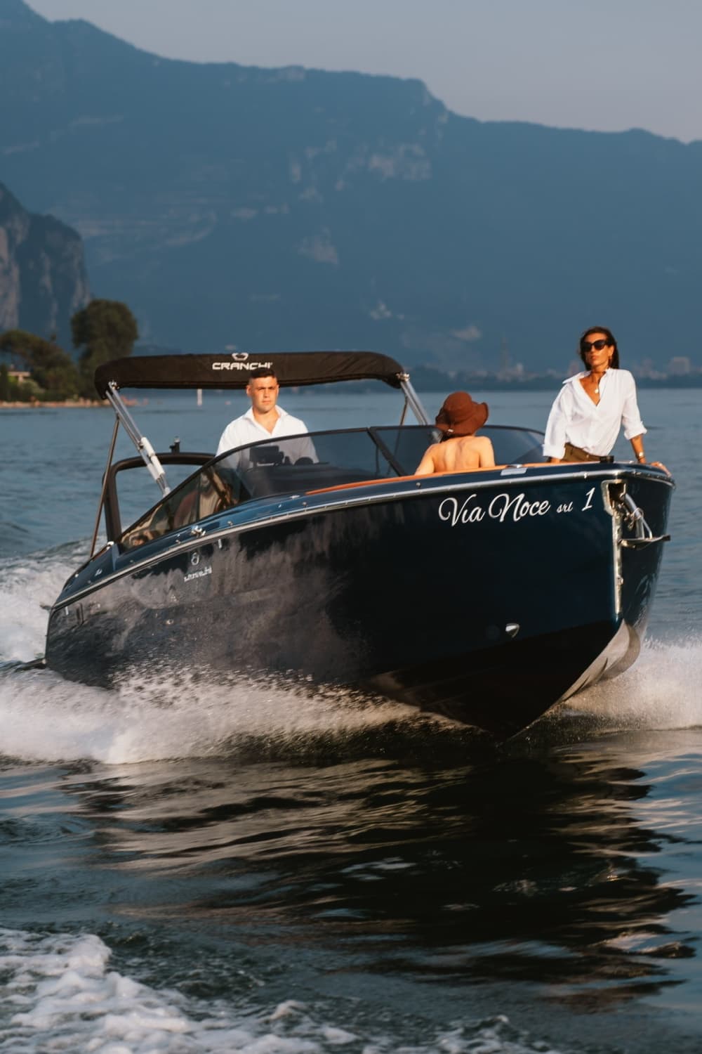 La tua giornata sul Lago di Como: noleggia una barca a motore per una giornata intera alla scoperta del lago.
