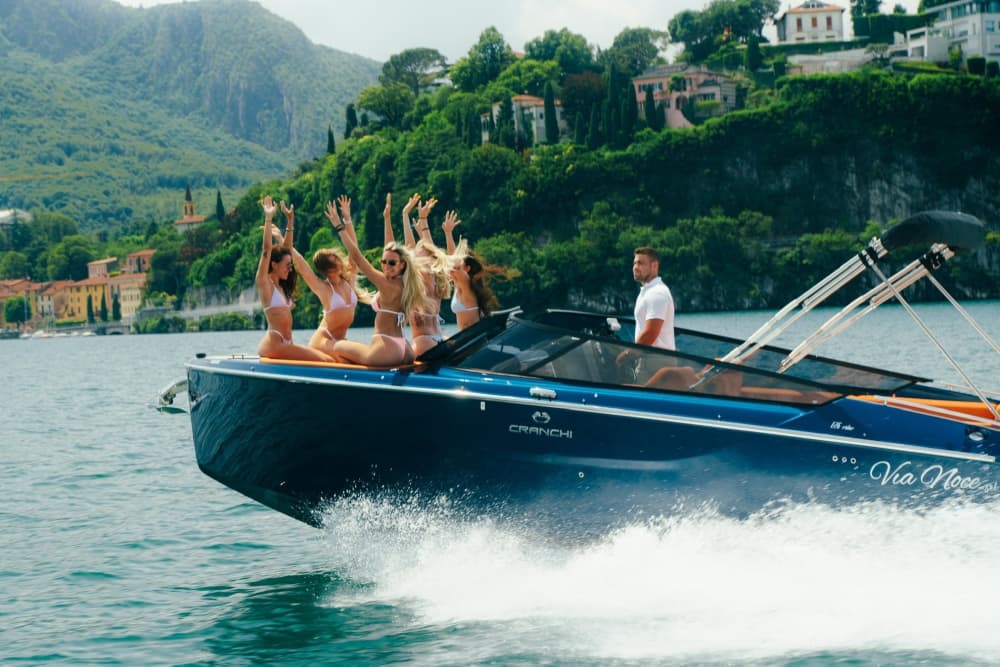 La tua giornata sul Lago di Como: noleggia una barca a motore per una giornata intera alla scoperta del lago.
