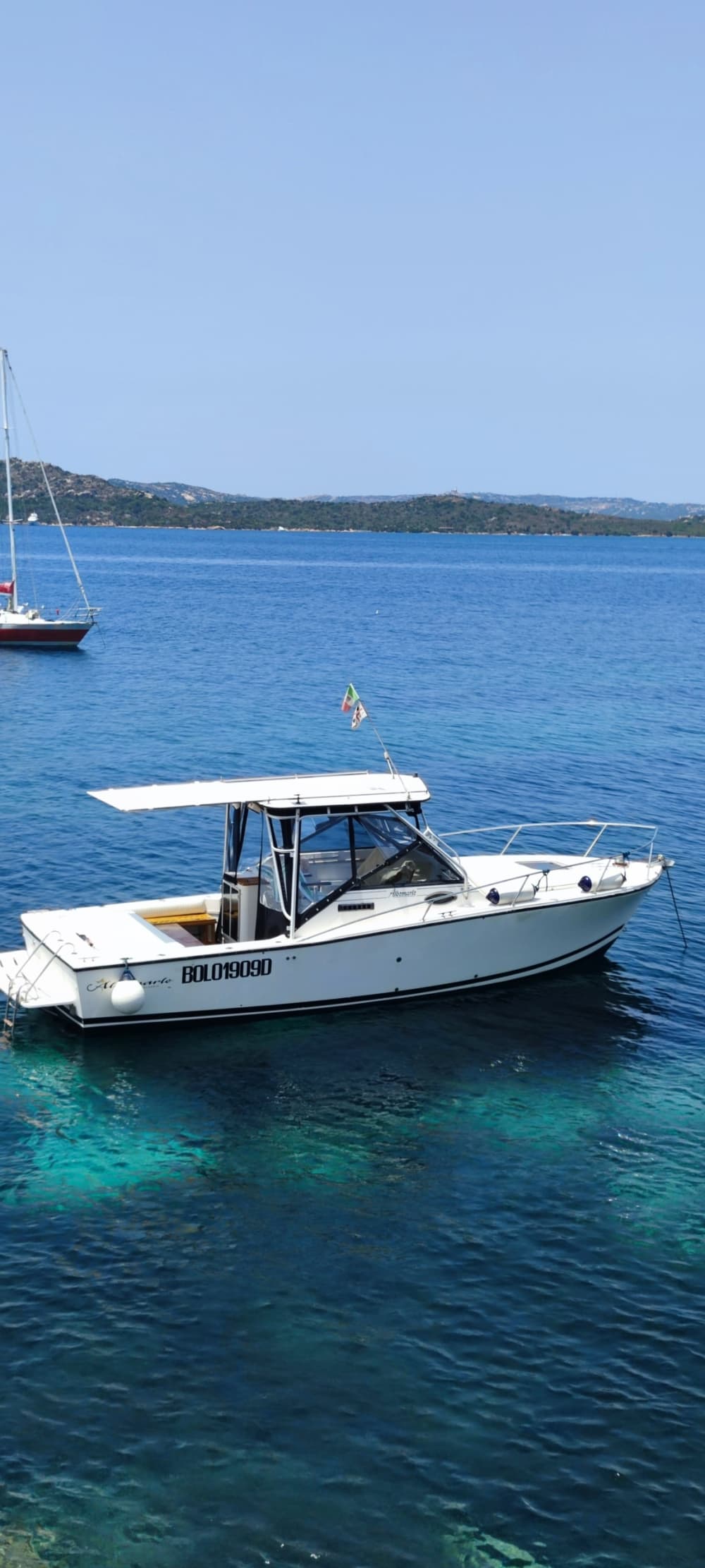 Exclusive, personalized tour of the La Maddalena Archipelago on an elegant classic speedboat. Aperitif and lunch included.