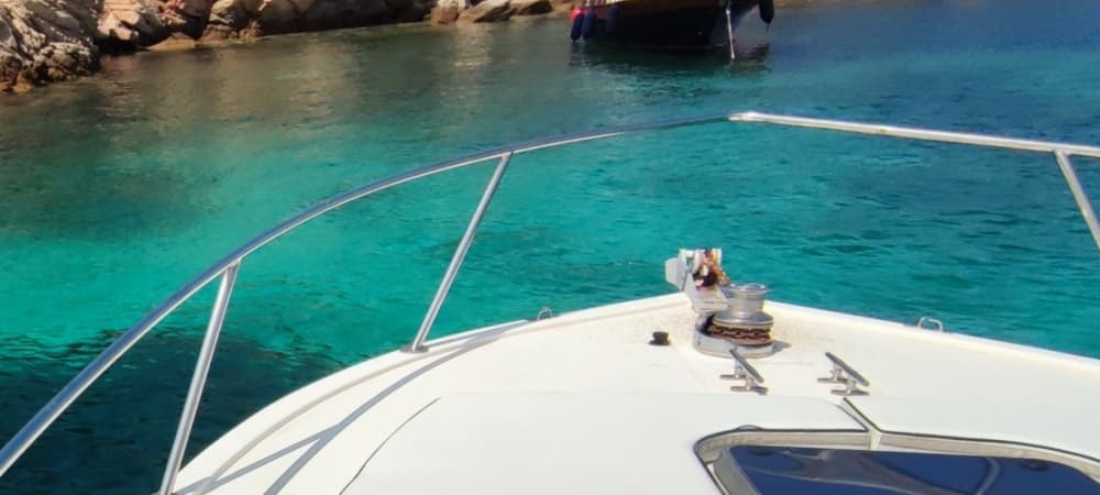 Exclusive, personalized tour of the La Maddalena Archipelago on an elegant classic speedboat. Aperitif and lunch included.