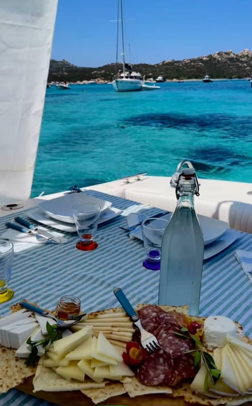 Exclusieve, persoonlijke rondvaart door de La Maddalena-archipel op een elegante klassieke speedboot. Aperitief en lunch inbegrepen.