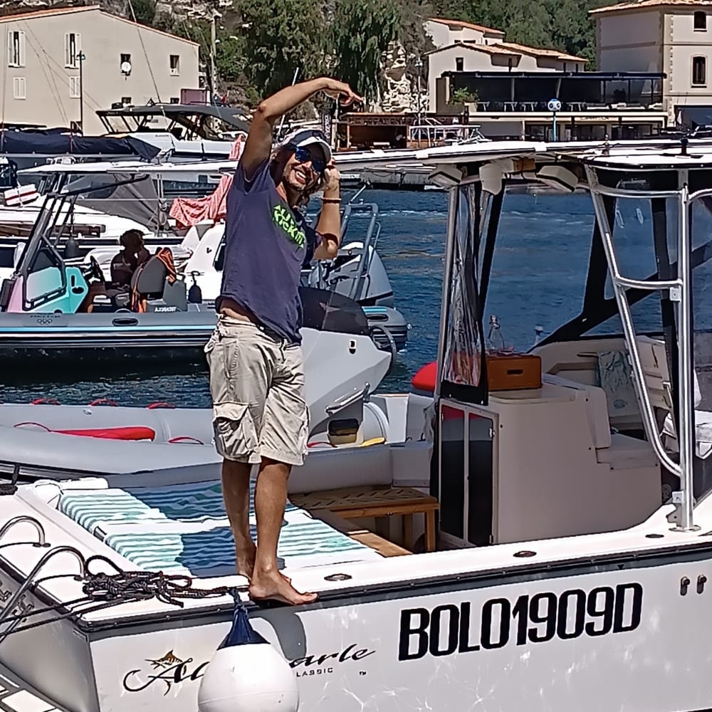 Exclusive, personalized tour of the La Maddalena Archipelago on an elegant classic speedboat. Aperitif and lunch included.