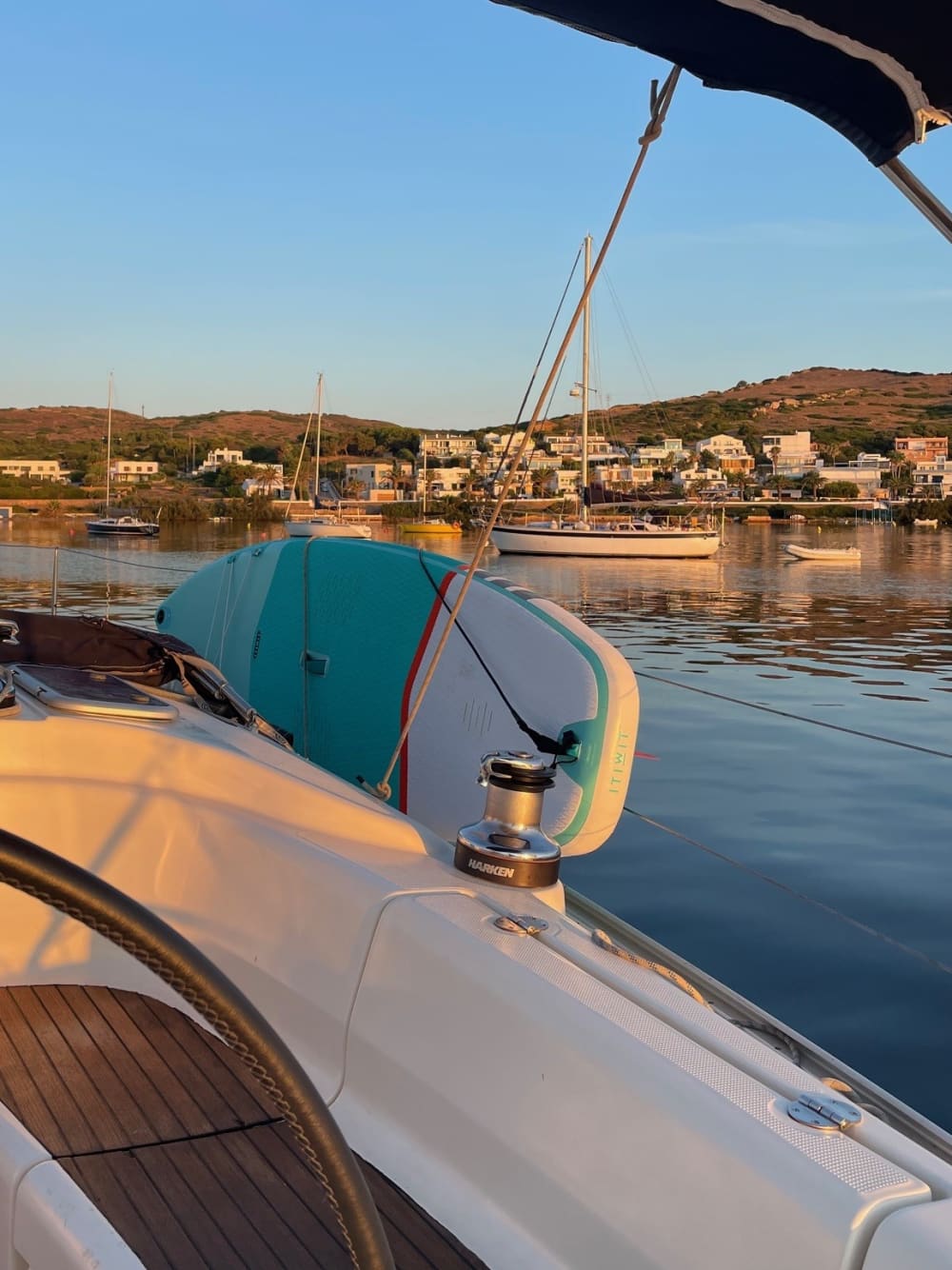 Escursione in barca a vela di un'intera giornata nella Roda de Berà.